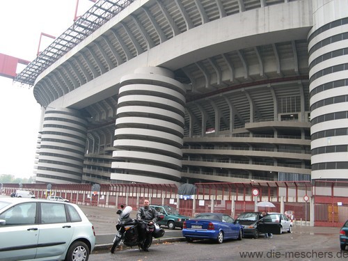 Vor dem Giuseppe Meazza