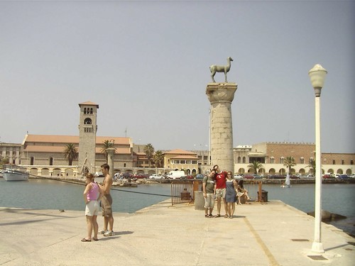 Einfahrt in den Mandraki-Hafen