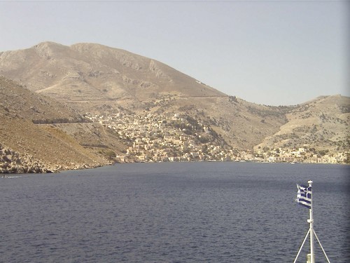 die Einfahrt in den Hafen von Symi