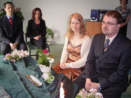 im Standesamt am Tisch