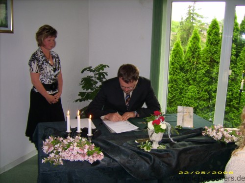 Daniel bei der Unterschrift