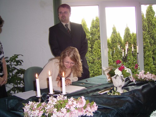 Kerstin bei der Unterschrift