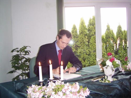 André bei der Unterschrift