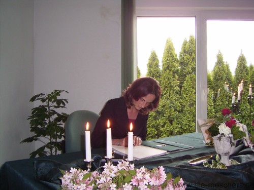 Kristin bei der Unterschrift