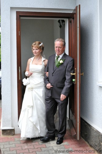 der Vater bringt seine Tochter