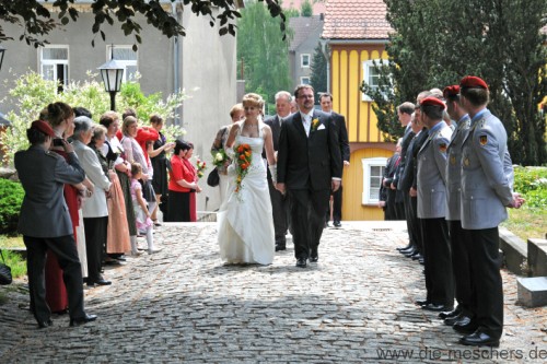 Marsch zur Kirch durch das Spalier der Gäste