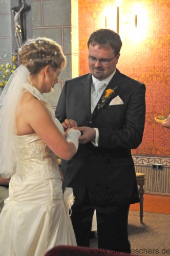 die Braut bekommt ihren Ring