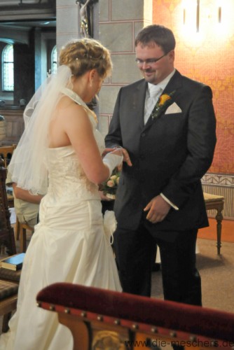 der Bräutigam bekommt seinen Ring